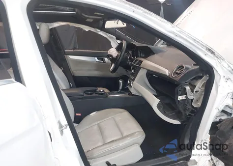 2013 Mercedes-Benz C 250 Luxury/Sport z USA, uszkodzony, nr VIN WDDGF4HB1DR279038